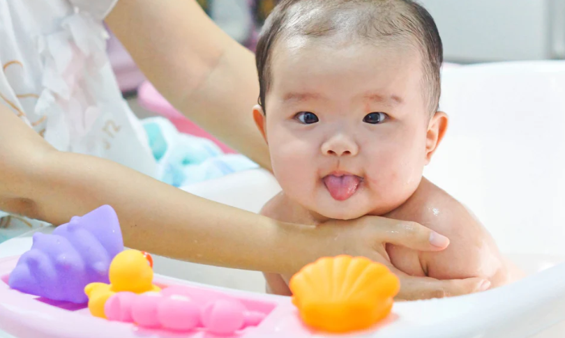 O que acontece se um bebê come uma bomba de banho?