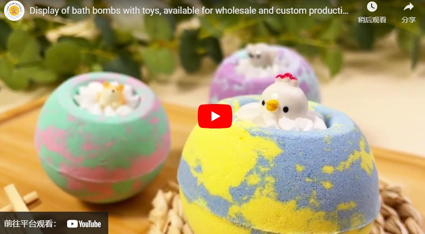 Exibição de bombas de banho com brinquedos, disponíveis para produção de atacado e personalizada