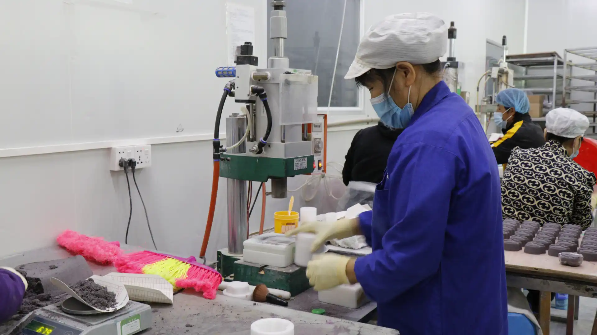 Bath bomb press molding equipment Bath bomb press molding equipment